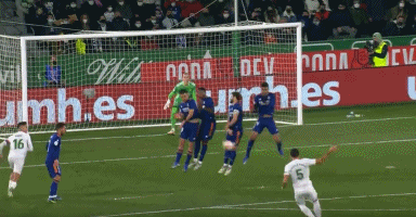 曼联主场迎战西汉姆联，两队均形势不佳，曼联有望取胜。