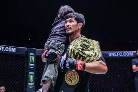 前锋连续助攻，团队配合默契