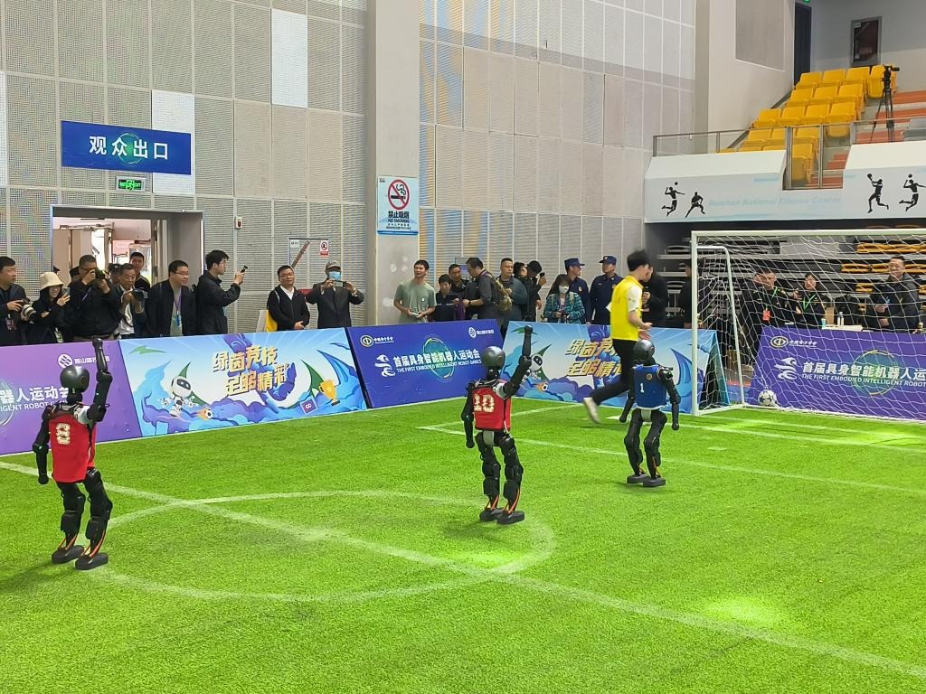 梅西捧起美职联冠军奖杯时，站在一旁的穆勒露出了最真挚的笑容